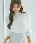 袖口りぼん付きパワーショルダーブラウス tocco closet(トッコクローゼット)《RibbonCollection》《NewLifeStyle》※松川星さんはオフホワイト着用