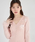フラワーモチーフ×ビジュー付きスプリングフェザーパール釦ニットカーディガンtocco closet(トッコクローゼット)※オフィシャルサイト限定