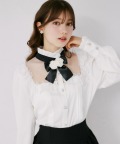 リボンフラワーブローチ付きレースフリル装飾ヨークシアーブラウス tocco closet(トッコクローゼット)※オフィシャルサイト限定　
