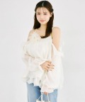 フラワー×ビジュー×スプリングフェザーオフショルダーシアーブラウス tocco closet(トッコクローゼット)※オフィシャルサイト限定