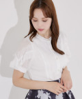 フリル付きレース装飾パール釦ブラウス tocco closet(トッコクローゼット)《BlackCollection》