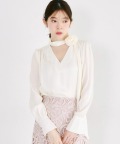 ２ＷＡＹ立体フラワーブローチ付きチョーカーネックボウタイブラウス tocco closet(トッコクローゼット)※オフィシャルサイト限定