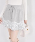 パールビジュー×フラワーレース装飾ニットミニスカート tocco closet(トッコクローゼット)※オフィシャルサイト限定