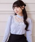リボン＆ビジュー付きレースフリルハイネックカットソープルオーバー　Suyunn(スユン)　