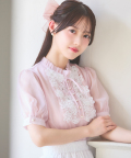 リボン付きパールビジュー×フラワーレースブラウス Suyunn(スユン) ※松本ももなさんはピンク着用