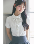 優雅に咲く♪くびれ見えローズリボン付きサテンブラウス   8月22日(土)オフィシャルサイト限定ホワイト再販☆ Suyunn(スユン) ※松本ももなさんはホワイト＆ピンク着用※少量の在庫確保による再販売の為、交換は出来かねる場合がございます。予めご了承ください。