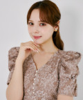 後ろリボン付きパワーショルダーフラワーフリンジジャガードワンピース 《tocco closet luxe》※綺咲愛里さんはダスティピンク着用 ＊スペシャルプライス品につき返品/キャンセル/配送日指定不可/ラッピング不可/少量在庫のセールの為交換は出来かねる場合がございます。/#10 ブラウン
