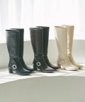 ベルトデザインバックルビジュー付きロングブーツ tocco closet※野口衣織さんはブラック＆アイボリー＆ブラウン、高松瞳さんはアイボリー＆ブラウン、上西星来さんはブラック、鈴木ゆうかさんはアイボリー＆ブラック、えみ姉さんはブラウン、水瀬さららさんはアイボリー着用
