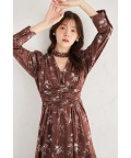 飾り釦付きウエストギャザーチョーカー風フラワープリントワンピース【voltte ヴォルテ】 tocco closet(トッコクローゼット)※オフィシャルサイト限定