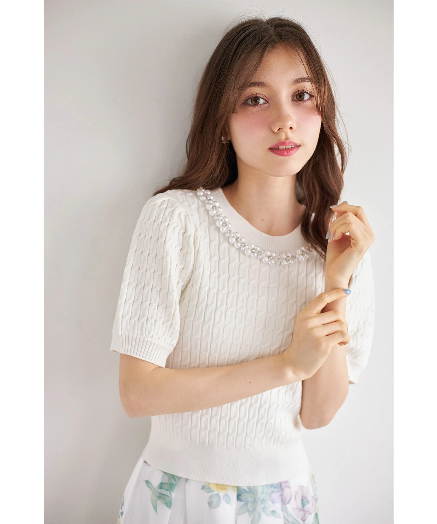 フラワーパールビジュー付きケーブルニットプルオーバー 【solisa ソリーサ】 tocco closet(トッコクローゼット) ＊スペシャルプライス品につき返品/キャンセル/配送日指定不可/ラッピング不可/少量在庫のセールの為交換は出来かねる場合がございます。