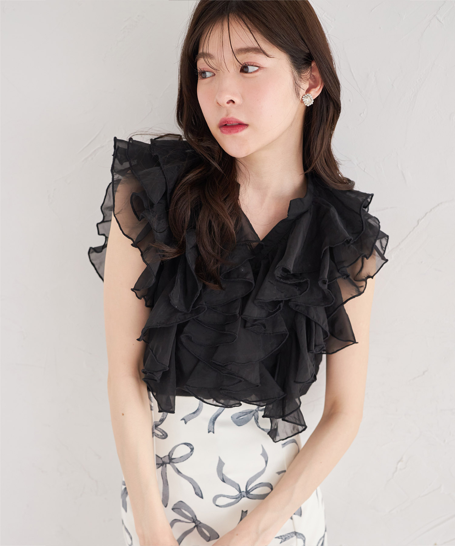 パール釦ラッフルフリルシアーブラウス  ７月9日(木)再販決定☆ tocco closet(トッコクローゼット) ※少量の在庫確保による再販売の為、交換は出来かねる場合がございます。予めご了承ください。
