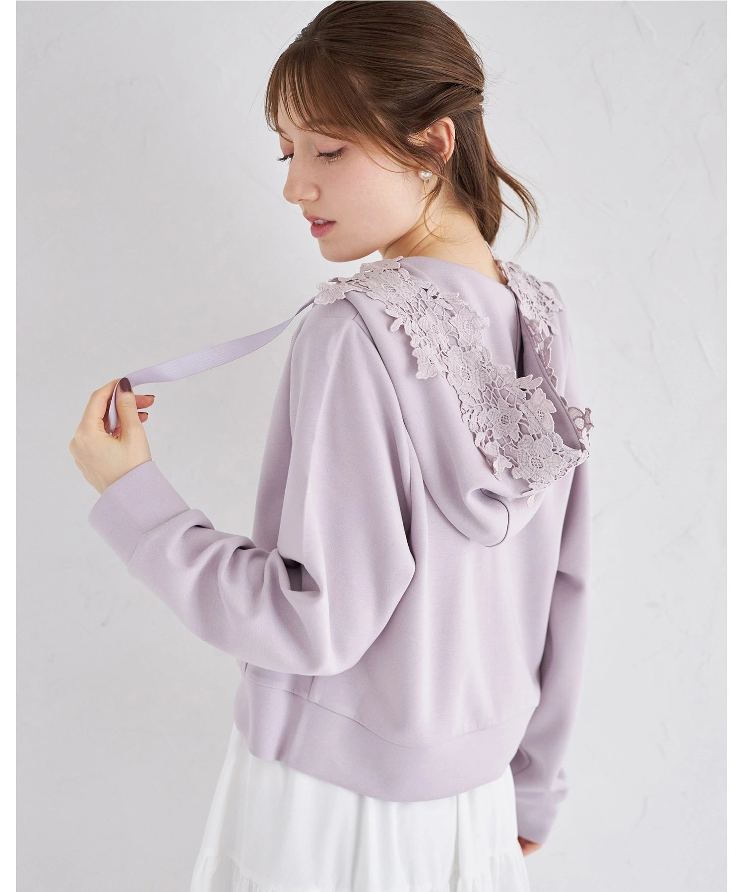 軽くて優しい着心地♪フラワーレース装飾ふんわりスフレタッチジップパーカー   tocco closet(トッコクローゼット) ＊スペシャルプライス品につき返品/キャンセル/配送日指定不可/ラッピング不可/少量在庫のセールの為交換は出来かねる場合がございます。