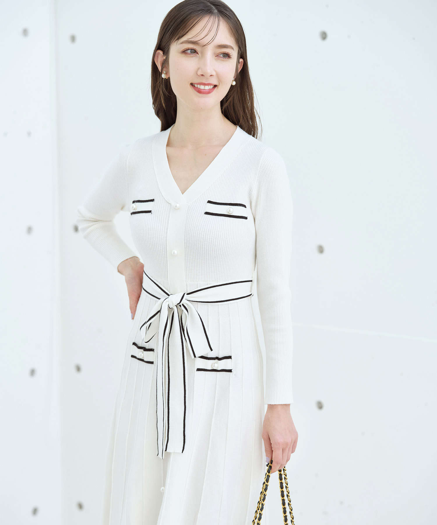 ウエストりぼん付きパール飾り釦バイカラーリブニットワンピース【vineane 】 tocco closet　8/17スタート！スペシャルプライス ＊スペシャルプライス品につき返品/キャンセル/配送日指定不可/ラッピング不可/少量在庫のセールの為交換は出来かねる場合がございます。