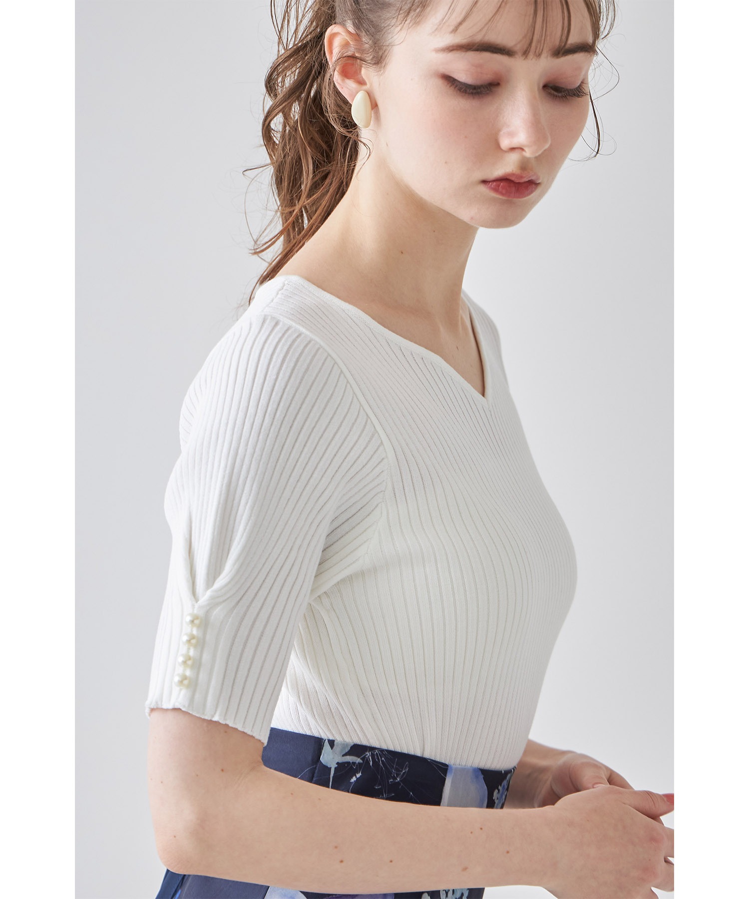 tocco トッコクローゼット　　
接触冷感♪パール付きタックスリーブリブニットプルオーバー