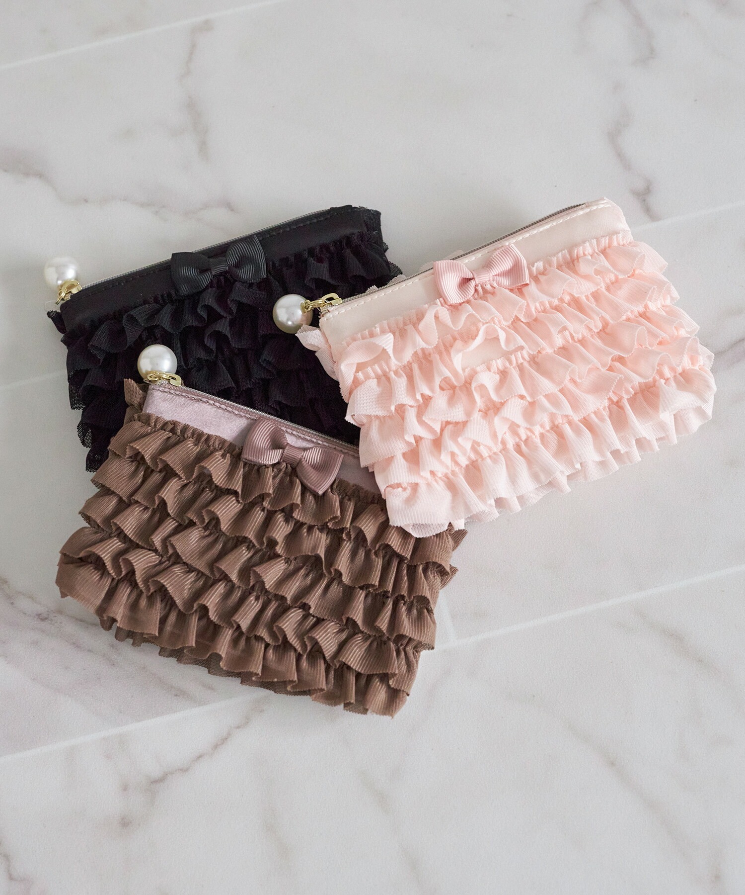 パールチャーム付きプチリボンフリルティッシュポーチ 【xandra】 tocco closet ※セレクトアイテム ＊スペシャルプライス品につき返品/キャンセル/配送日指定不可/ラッピング不可/少量在庫のセールの為交換は出来かねる場合がございます。