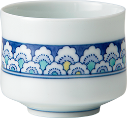 杵形ぐい呑み（ロクロ手）/色絵花弁青海波