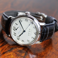 【展示品につき　２０％　ＬＥＳＳ】　【時と共に価値が増す本物で上質な高級機械式腕時計】　THE　SPQR （手巻パワーリザーブ/アイボリー文字盤）×最高級濃紺クロコダイル　