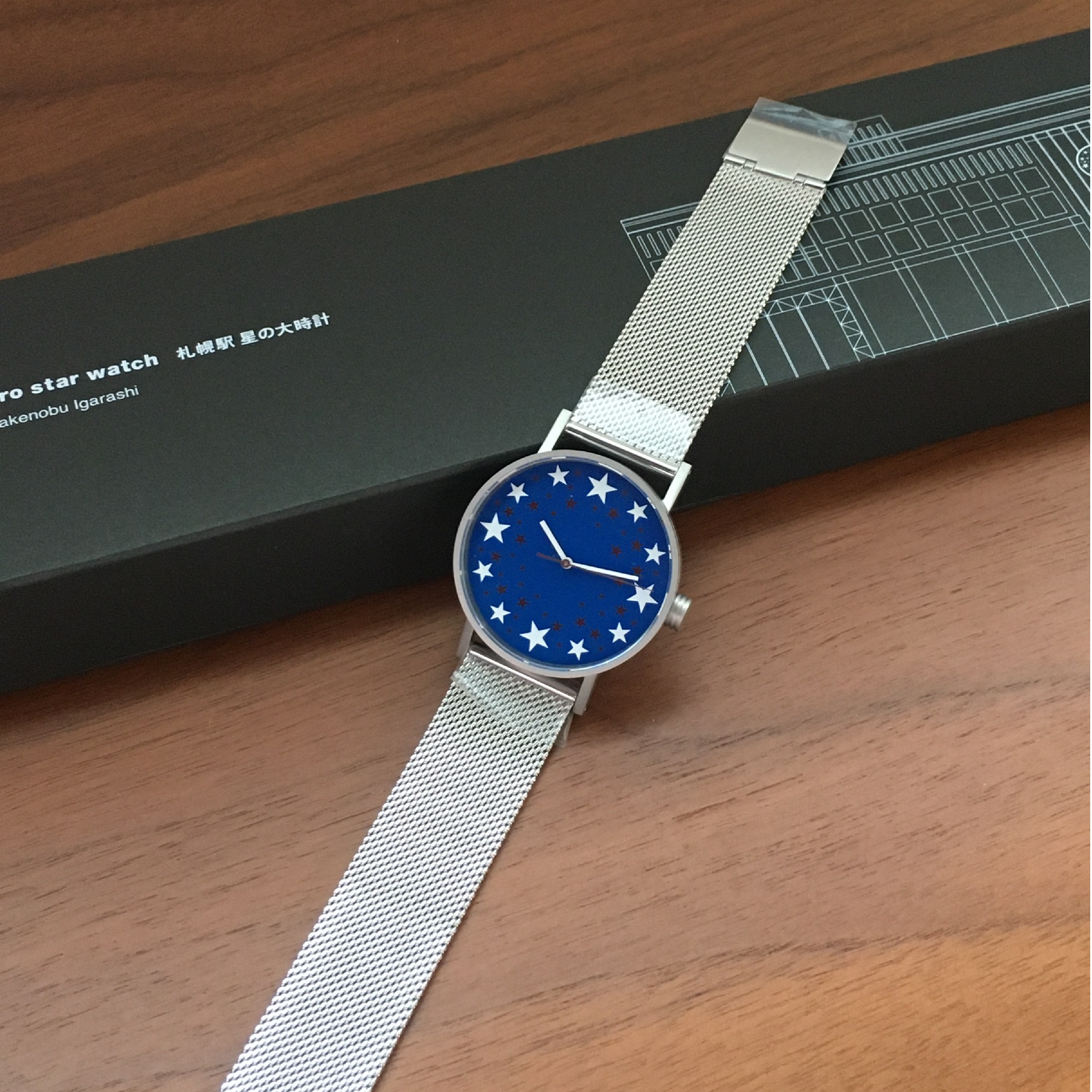 【世界的デザイナー 五十嵐　威暢 が JR札幌駅 の壁面に作成した星の大時計のウォッチ版】　ペアウオッチに最適　札幌駅　星の大時計　ケース外径φ３７ｍｍ×メッシュバンド　【展示品につき３０％OFF】