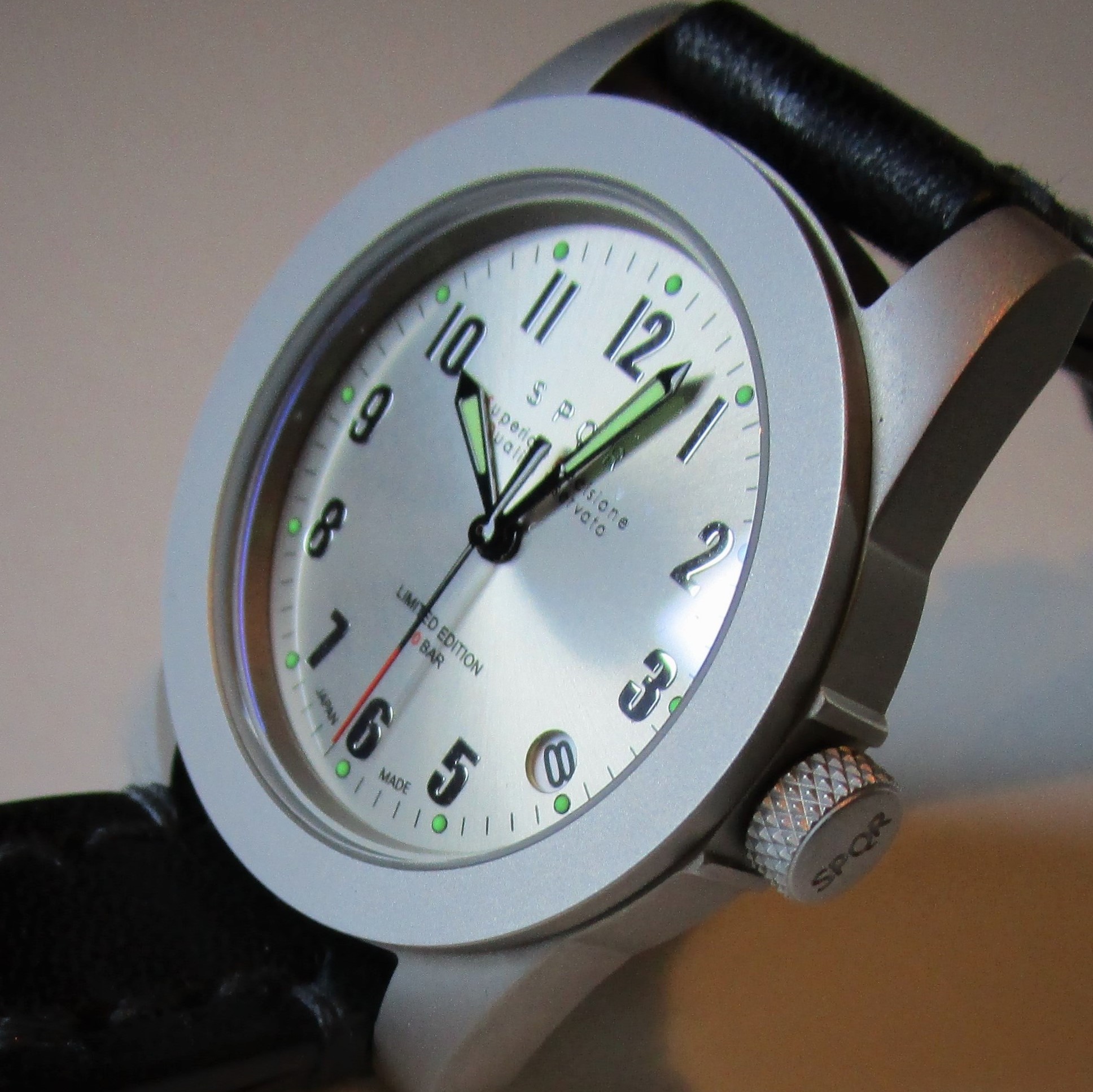 【TV雑誌でも大好評！流行に左右されない究極の定番モデル 初代覆刻版グレイ文字盤！！】　SPQR　MASTERPIECE　×　SOMES　（ブラック）　32,400円　⇒　30%　Less　22,680円