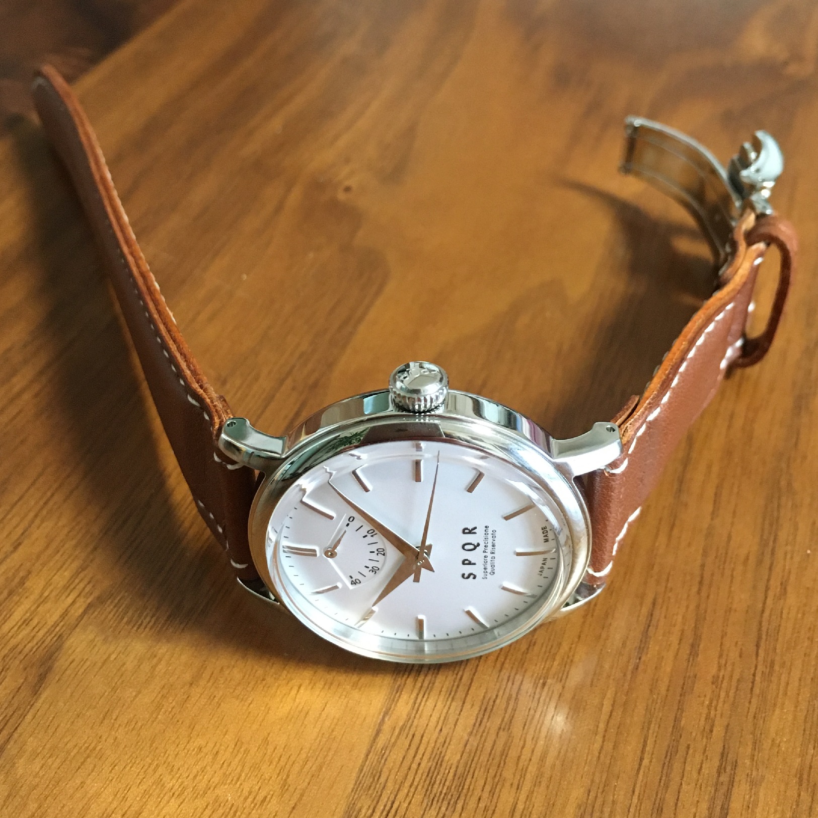 【時と共に価値が増す本物で上質な高級機械式時計】　THE　SPQR    （手巻パワーリザーブ/バーインデックス/シルバー文字盤）×SOMESキャメルカーフバンド