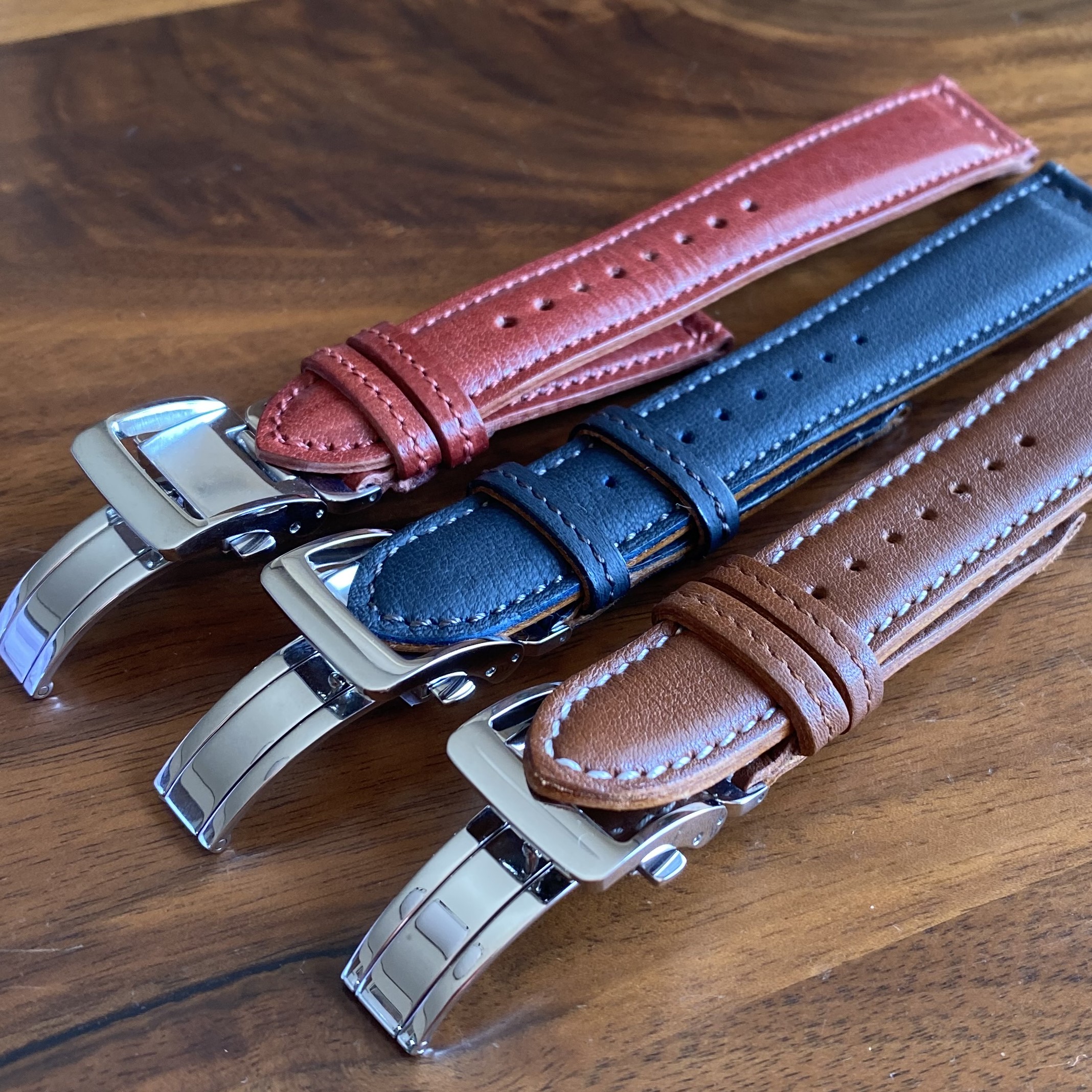 20mm【イギリス製ソフト水牛革バーガンディをソメス職人手作り 4mm厚】【高級国産車SOMESシート革】【フランス製ソフト革をソメス職人手作り 4mm厚】　落下防止に人気の三折れバックルシルバー