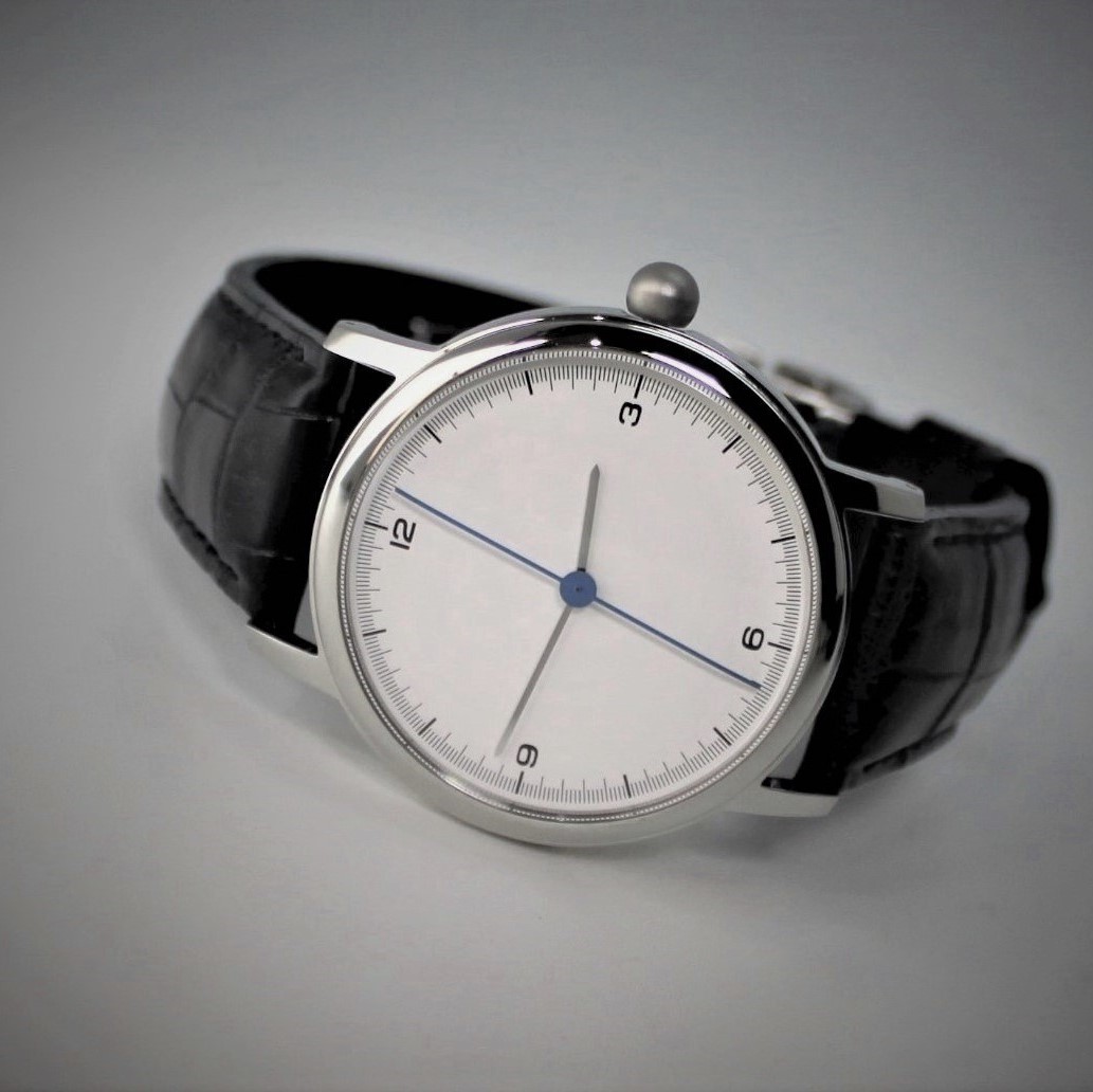 【SPQR　２０周年記念　限定２０本　世界的デザイナー五十嵐威暢デザイン　手巻付自動巻 】 　SPQR　２０ｔｈ　ブルー天秤秒針が象徴的な機械式×SOMES特製・国産高級車シート革・オイルマットクロコダイルバンド　白／黒文字盤・裏蓋スケルトン