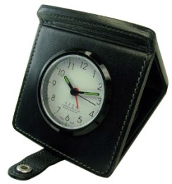 【限定100本】　プレゼントに最適！　コンパクトに折りたたみ持ち運びに便利　国内唯一の馬具メーカーソメスサドル社と共同開発の革ホルダーを纏った　 SPQR × SOMES　Travel　ALARM　【展示品につき30% LESS】