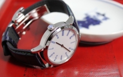 藤原和博プロデュース 第5弾　有田焼の名門窯元 しん窯 がつくる青花藍盛文文字盤と青花蛇の目文竜頭を搭載した SPQR　arita