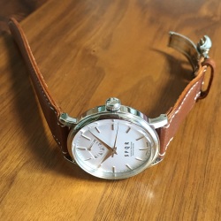 【時と共に価値が増す本物で上質な高級機械式時計】　THE　SPQR    （手巻パワーリザーブ/バーインデックス/シルバー文字盤）×SOMESキャメルカーフバンド