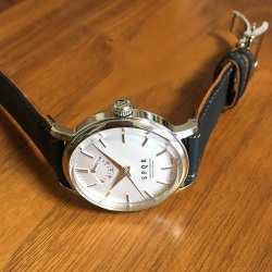 【時と共に価値が増す本物で上質な高級機械式時計】　THE　SPQR    （手巻パワーリザーブ/バーインデックス/シルバー文字盤）×SOMESソフトブラック