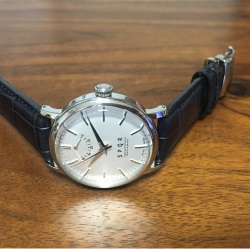 【時と共に価値が増す本物で上質な高級機械式時計】　THE　SPQR  （手巻パワーリザーブ/バーインデックス/シルバー文字盤）×オイルマットクロコダイルバンド