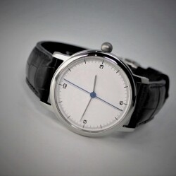 【SPQR　２０周年記念　限定２０本　世界的デザイナー五十嵐威暢デザイン　手巻付自動巻 】 　SPQR　２０ｔｈ　ブルー天秤秒針が象徴的な機械式×SOMES特製・国産高級車シート革・オイルマットクロコダイルバンド　白／黒文字盤・裏蓋スケルトン