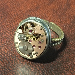 【小さな機械式時計のムーブメントがそのままリングに！】時計パーツが入ったオリジナルアクセサリー　ムーブメントリング1