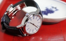 藤原和博プロデュース 第5弾　有田焼の名門窯元 しん窯 がつくる青花藍盛文文字盤と青花蛇の目文竜頭を搭載した SPQR　arita