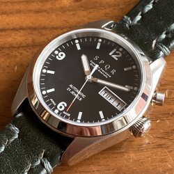 展示品にて30％OFF！でも選べるSOMESレザーバンド【シンプルなのに存在感抜群！！便利なデイデイト機能付】SPQR 自動巻（黒文字盤）×SOMES