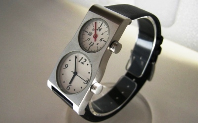 ふるさと納税 小物 長野県 岡谷市  腕時計 クオーツ式 五十嵐　威暢　DUAL TIME 12+24（テ゛ュアルタイム） バンド レザーブラック 腕時計 時計 ブランド SPQR… 腕時計 ｸｵｰﾂ式＞五十嵐 威暢 DUAL TIME 12+24（ﾃﾞｭｱﾙﾀｲﾑ