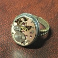 【小さな機械式時計のムーブメントがそのままリングに！】時計パーツが入ったオリジナルアクセサリー　ムーブメントリング1