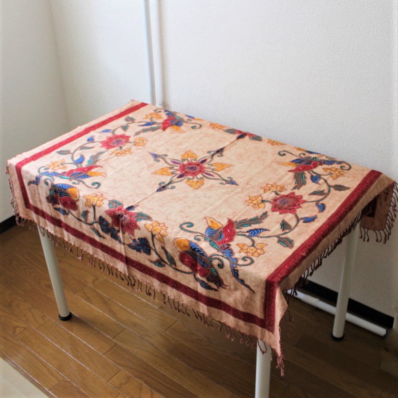 手描きバティックのテーブルクロス（ベージュ・花と鳥）