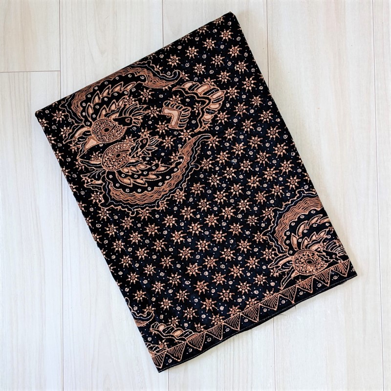 手描きバティックのカイン・パンジャン（ガルーダとトルゥントゥン）