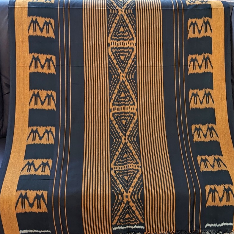 イカット・ジェパラ（黒地に黄色のエスニック柄）