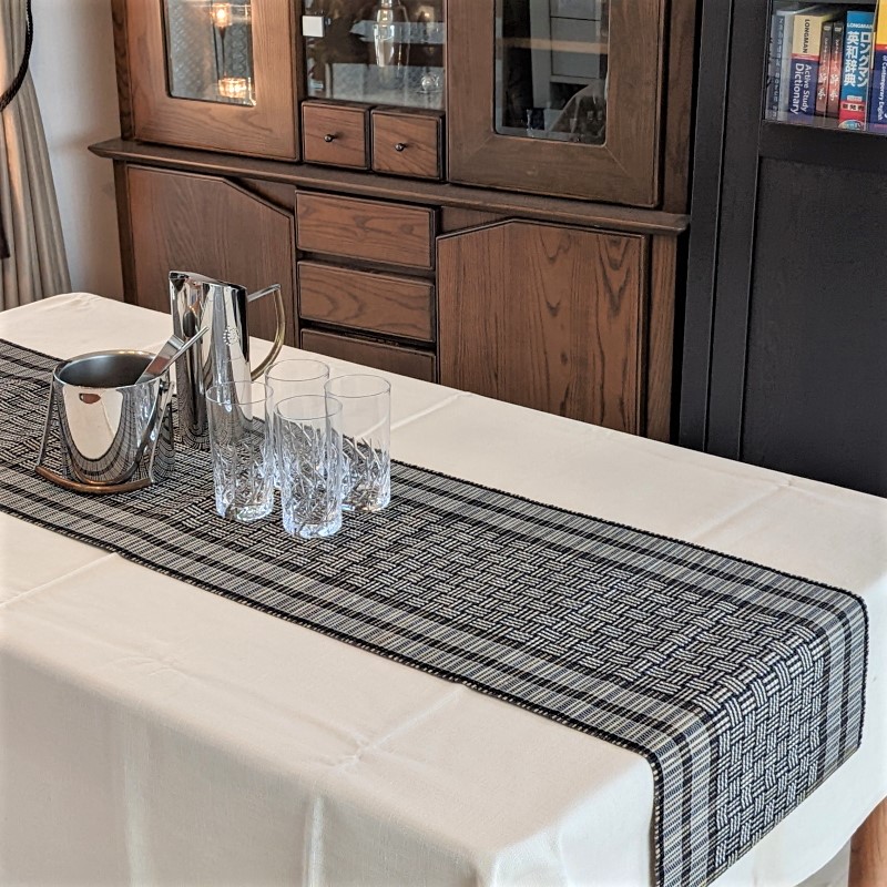 メンドンのテーブルランナー（ブラック）