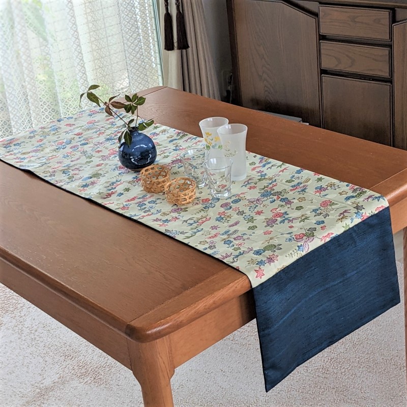 和服生地のテーブルランナー（象牙色・植物柄）