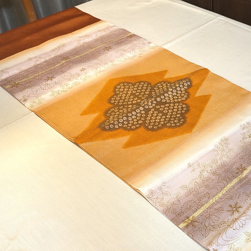 和柄のテーブルランナー（ブラウン系）