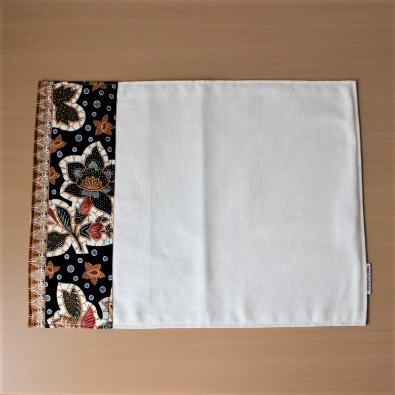 バティックをあしらったランチョンマット（花柄）