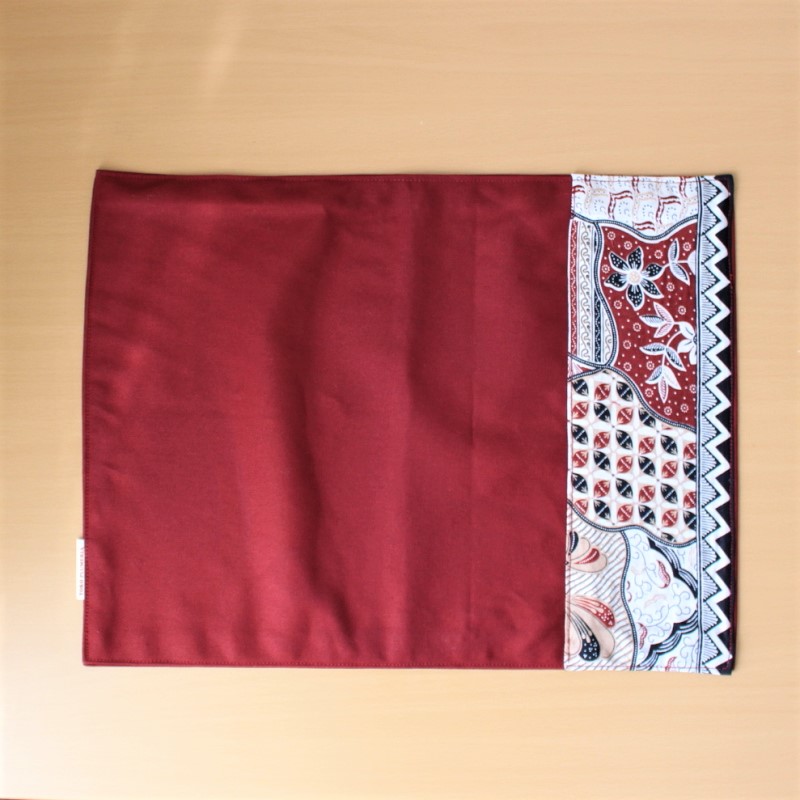 バティックをあしらったランチョンマット（エンジ）