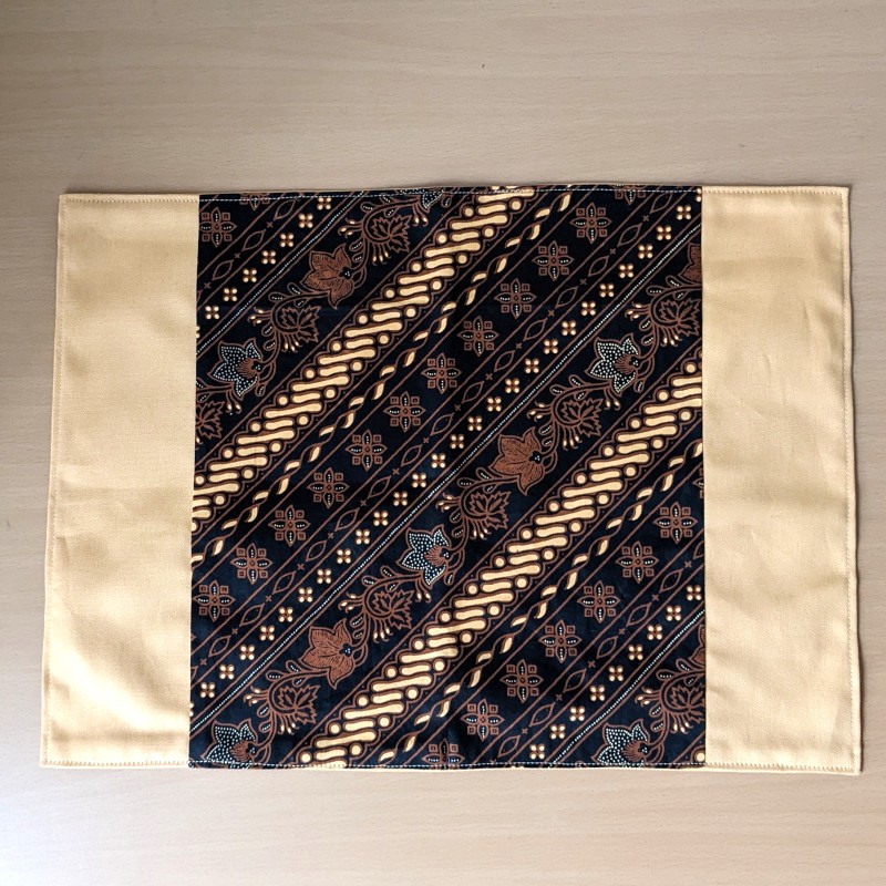 バティックをあしらったランチョンマット（パラン）