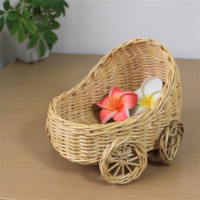 車輪の付いたラタンのバスケット