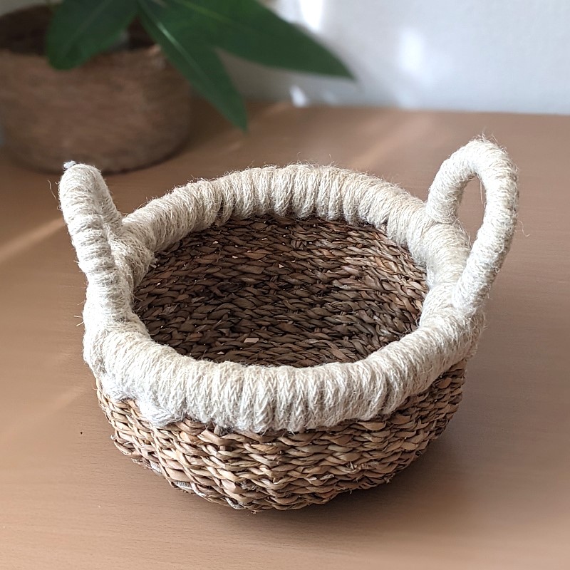 白い縁取りのまん丸バスケット