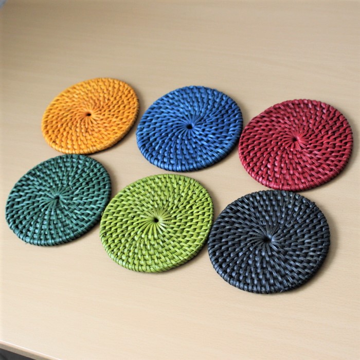 ラタン製のカラフルコースター