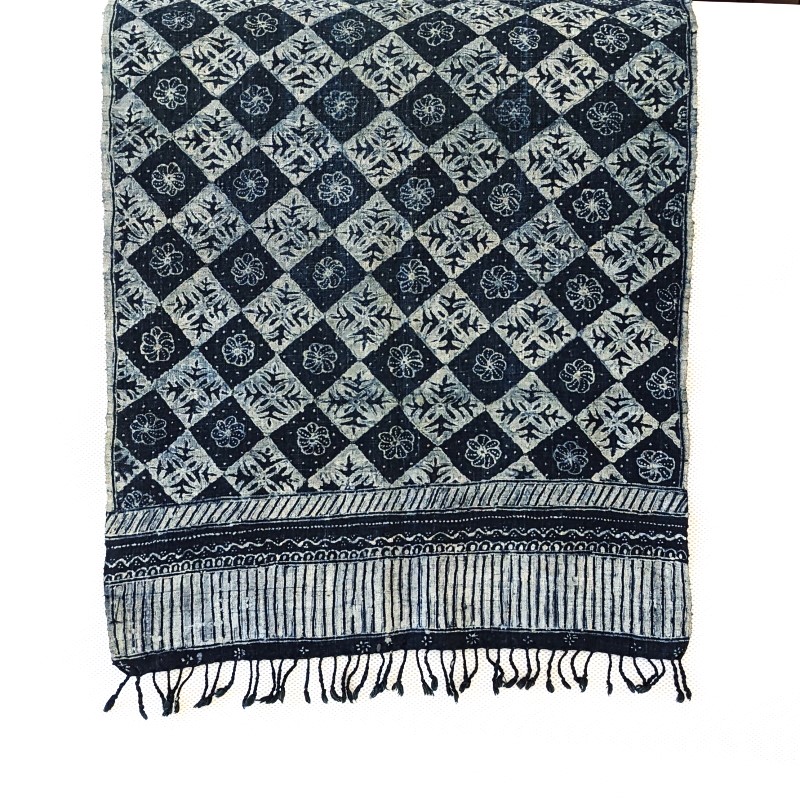 手描きバティックのタペストリー（インディゴ・格子柄・花）